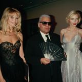 Lagerfeld (Mitte) umringt von Claudia Schiffer (links) und Nadja Auermann (rechts)
