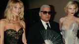 Lagerfeld (Mitte) umringt von Claudia Schiffer (links) und Nadja Auermann (rechts)