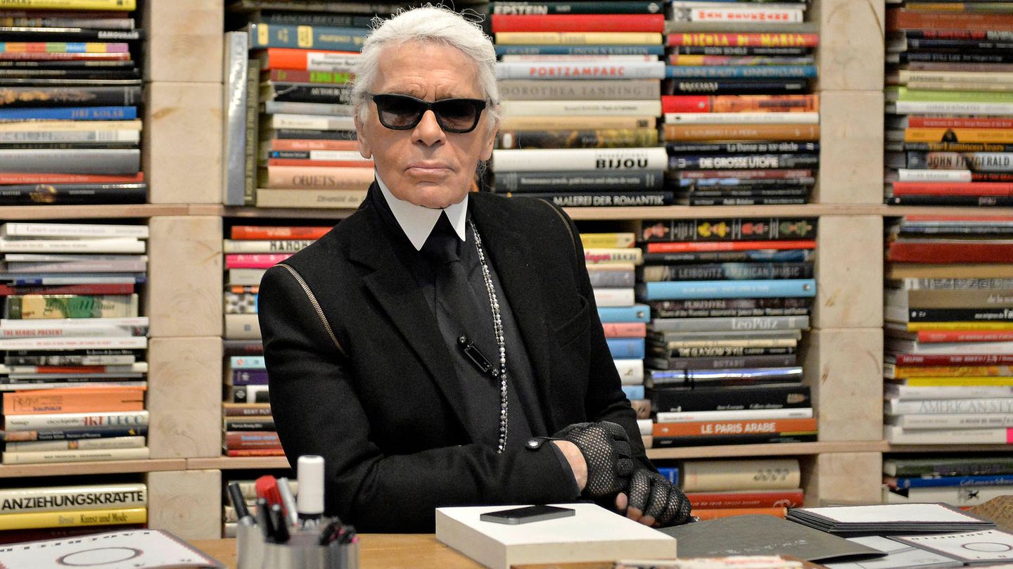 Bücherwurm: Lagerfeld soll zu Lebzeiten hunderttausende Bücher besessen haben. Die meisten davon soll er auch gelesen haben, stets wusste er, wo welches steht. In einer seiner Lieblingsbuchhandlungen, Felix Jud in Hamburg, kaufte er regelmäßig ein. In großen Tüten verpackt, brachten seine Assistenten die schweren Schmöker dann zum Flugzeug.