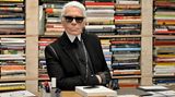 Bücherwurm: Lagerfeld soll zu Lebzeiten hunderttausende Bücher besessen haben. Die meisten davon soll er auch gelesen haben, stets wusste er, wo welches steht. In einer seiner Lieblingsbuchhandlungen, Felix Jud in Hamburg, kaufte er regelmäßig ein. In großen Tüten verpackt, brachten seine Assistenten die schweren Schmöker dann zum Flugzeug.
