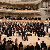 Zurück in der Heimat: Lagerfeld stammt aus Hamburg, 2017 kehrte er in die Hansestadt zurück, um hier seine Métiers d'Art-Show in der Elbphilharmonie zu zeigen. Die Chanel-Show ist stets das Highlight zum Jahresende: Hier zeigen 38 Kunsthandwerk-Ateliers ihr Können. Vor Zuschauern und Orchester zeigte sich der Designer zusammen mit Patensohn Hudson Kroenig, den er an der Hand hielt.