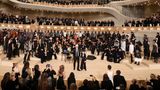 Zurück in der Heimat: Lagerfeld stammt aus Hamburg, 2017 kehrte er in die Hansestadt zurück, um hier seine Métiers d'Art-Show in der Elbphilharmonie zu zeigen. Die Chanel-Show ist stets das Highlight zum Jahresende: Hier zeigen 38 Kunsthandwerk-Ateliers ihr Können. Vor Zuschauern und Orchester zeigte sich der Designer zusammen mit Patensohn Hudson Kroenig, den er an der Hand hielt.