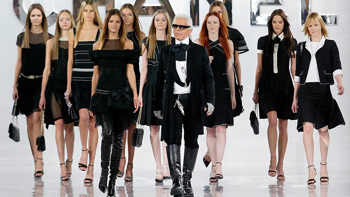 Karl Lagerfeld, umringt von Models, auf dem Laufsteg