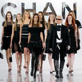 Karl Lagerfeld, umringt von Models, auf dem Laufsteg