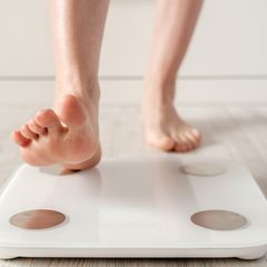 Deals des Tages: Eine Frau betritt die Köprfettwaage