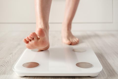 Deals des Tages: Eine Frau betritt die Köprfettwaage