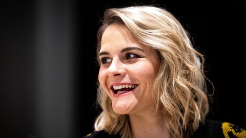 19. Februar 2024  Hazel Brugger ist zum zweiten Mal Mutter geworden  Das Baby ist da: Die Komikerin Hazel Brugger und ihr Mann Thomas Spitzer haben ihr zweites Kind bekommen. Das teilte das Paar in seinem gemeinsamen Podcast "Hazel Thomas Hörerlebnis" mit. Die beiden konnten sich erneut über eine kleine Tochter freuen. Im Podcast sprechen sie über ihr neues Leben zu viert. "Ich finde es viel normaler mit zwei Kindern als mit einem, weil man einfach weiß: Ich bin in der Unterzahl. Ich muss mich geschlagen geben", sagt Brugger. Sie wirke so glücklich, wie noch nie im Leben, meint ihr Mann. Die 30-jährige Schweizerin bestätigt den Eindruck: "Ich finde, es fügt sich alles total gut, ich find das Kind total lustig." Schon gleich nach der Geburt habe sie mit der Kleinen gescherzt.