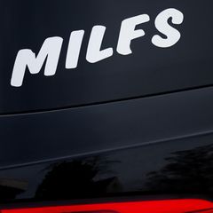 Ein Auto des Carsharing-Unternehmens Miles steht am Straßenrand. Die Fahrzeuge sind teils mit einem obszönen Schriftzug unterwegs. weil ein Stück des Buchstabens E abgekratzt wird