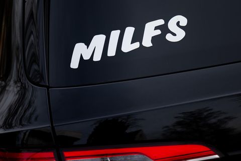 Ein Auto des Carsharing-Unternehmens Miles steht am Straßenrand. Die Fahrzeuge sind teils mit einem obszönen Schriftzug unterwegs. weil ein Stück des Buchstabens E abgekratzt wird