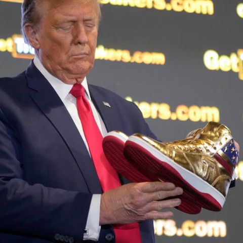 Donald Trump mit seinen goldenen Sneakern