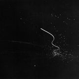 Flugbahn einer V1 am 27. Juni 1944, aufgenommen mit einer Brennweite von 80 cm. Kurs, Flughöhe, Entfernung zum Absturzpunkt und Windverhältnisse wurden vor dem Start an einem Steuergerät eingegeben.