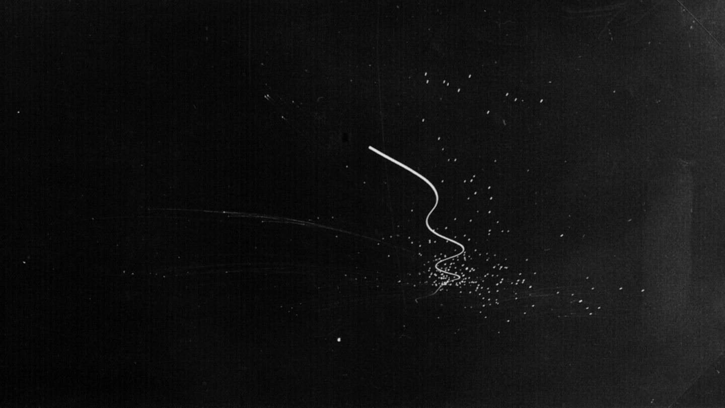 Flugbahn einer V1 am 27. Juni 1944, aufgenommen mit einer Brennweite von 80 cm. Kurs, Flughöhe, Entfernung zum Absturzpunkt und Windverhältnisse wurden vor dem Start an einem Steuergerät eingegeben.