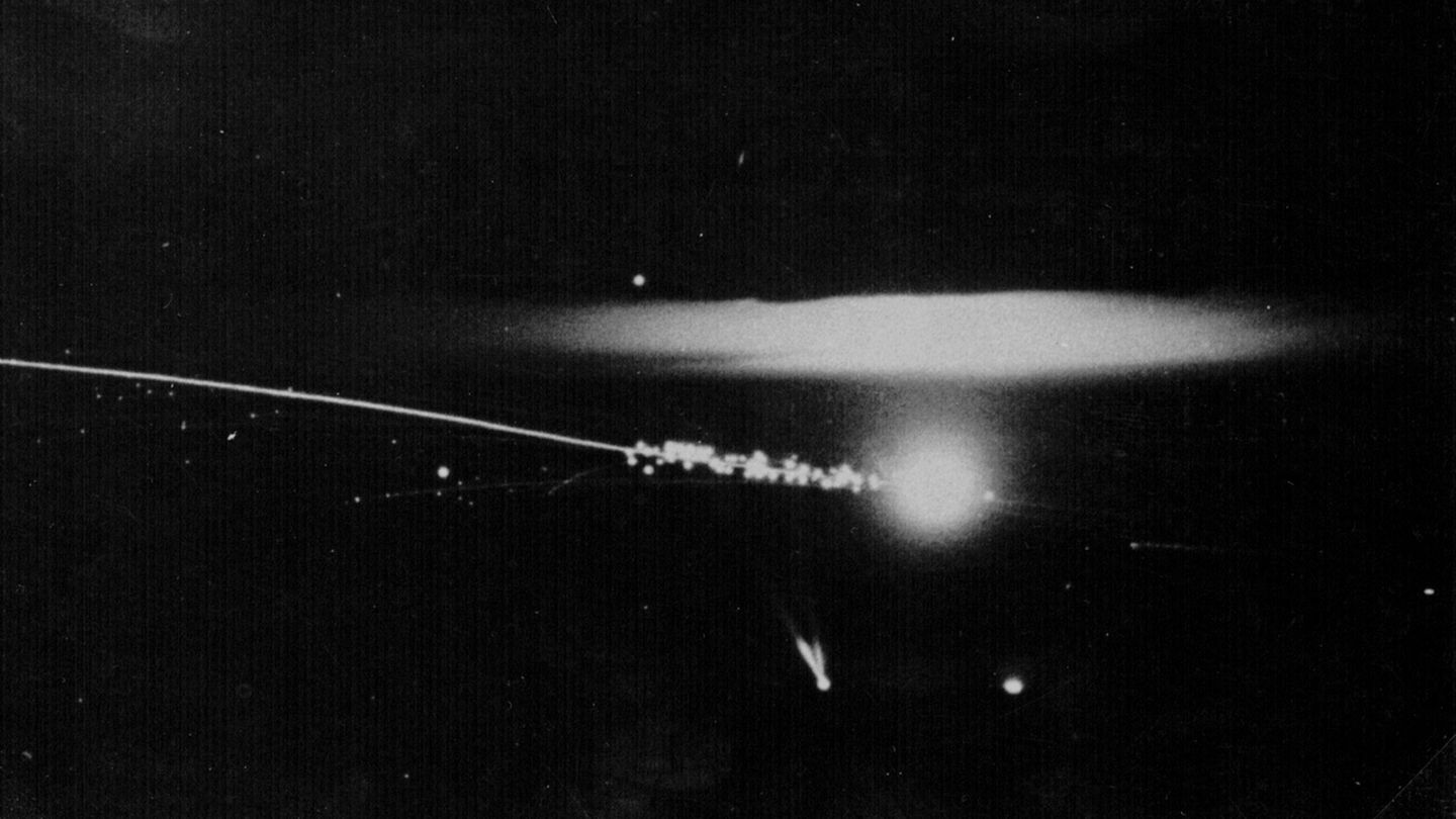 Abschuss durch Flak. Der Feuerball wird von der Wolke reflektiert.