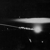 Abschuss durch Flak. Der Feuerball wird von der Wolke reflektiert.