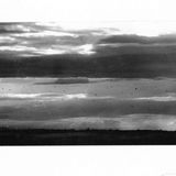 Hunderte von schwarzen Punkten im Himmel: Abwehr gegen die V1 mittels Fesselballons bei Folkestone. Durch Aufnahmen mit der Kamera von drei Metern Brennweite wurden bis zu 500 Stück gezählt.