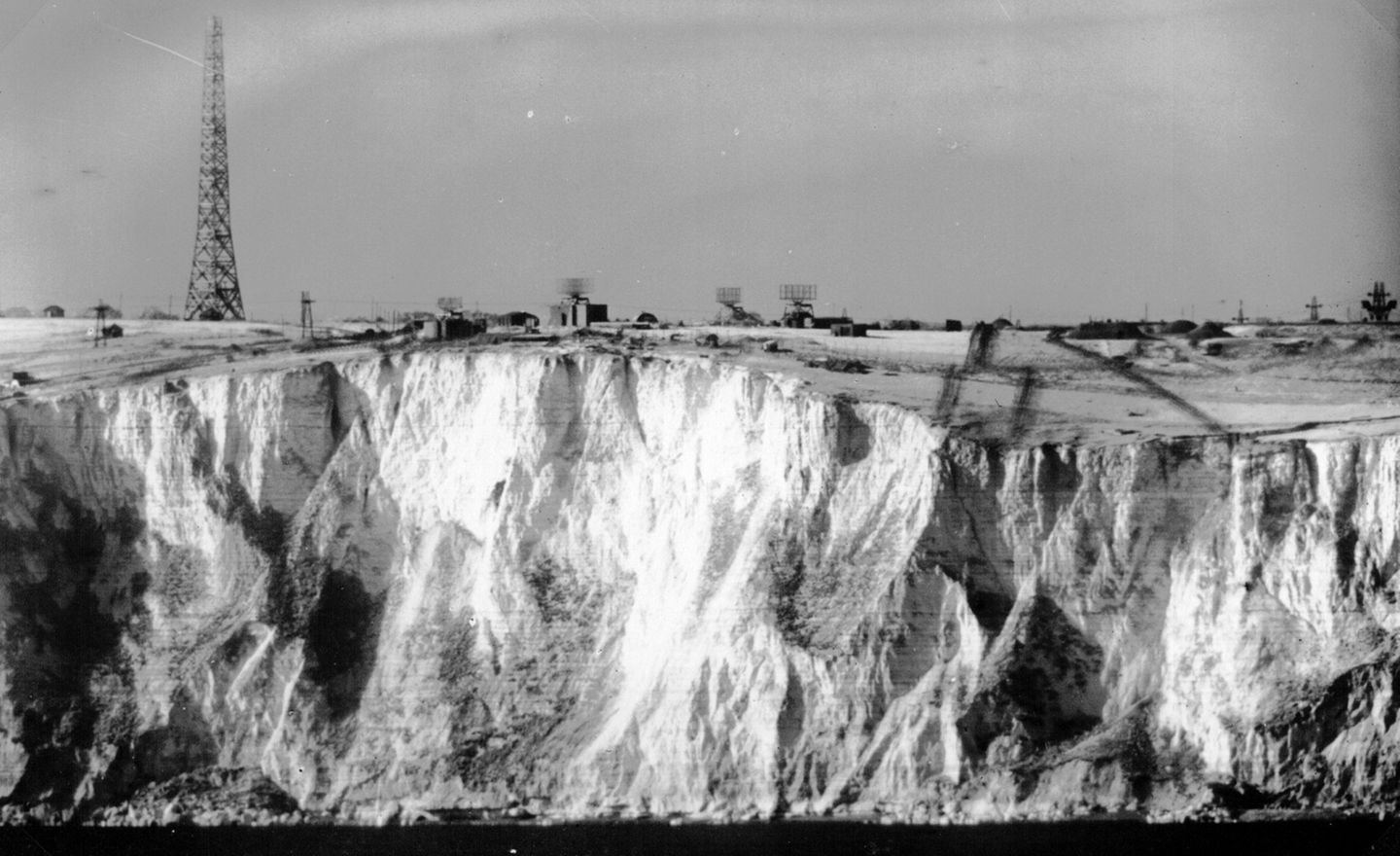 Mit 16 Metern Brennweite sind die Radargeräte bei Dover gut zu sehen, aufgenommen am 30. September 1942.
