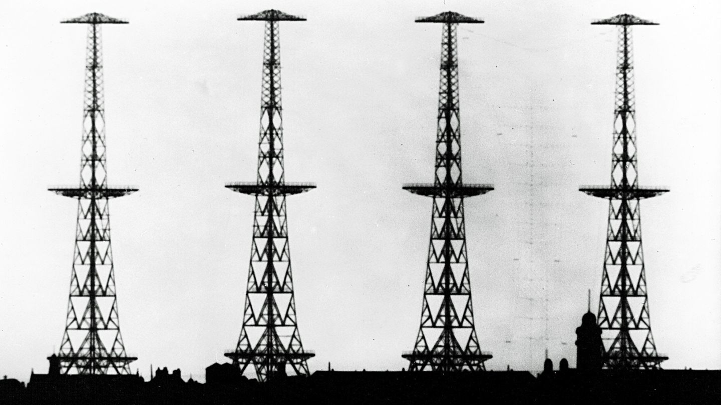 Die Funktürme der Militärschule von Dover: Aus den Feinheiten der Antennenanlagen konnten Elektronikspezialisten die Wellenlänge der Sendeanlage ermitteln und auf ihren möglichen Einsatz schließen.