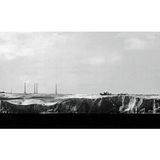 Einzelschuss am 27. Juni 1943 der Batterie Lindemann mit Kaliber 40,6 cm auf die Radaranlagen von Dover mit Detonation rechts der Masten in Bildmitte. Belichtungszeit 1/3 Sekunde.