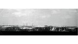 Einzelschuss am 27. Juni 1943 der Batterie Lindemann mit Kaliber 40,6 cm auf die Radaranlagen von Dover mit Detonation rechts der Masten in Bildmitte. Belichtungszeit 1/3 Sekunde.