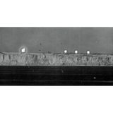 Nachtaufnahme mit einer Brennweite von drei Metern einer mehr als dreistündigen Belichtung der englischen Kanalküste: Englische Fernkampfbatterien beschießen am 13. August 1942 einen Geleitzug. Durch Kreuzpeilung lassen sich die Koordinaten der Geschütze ermitteln.