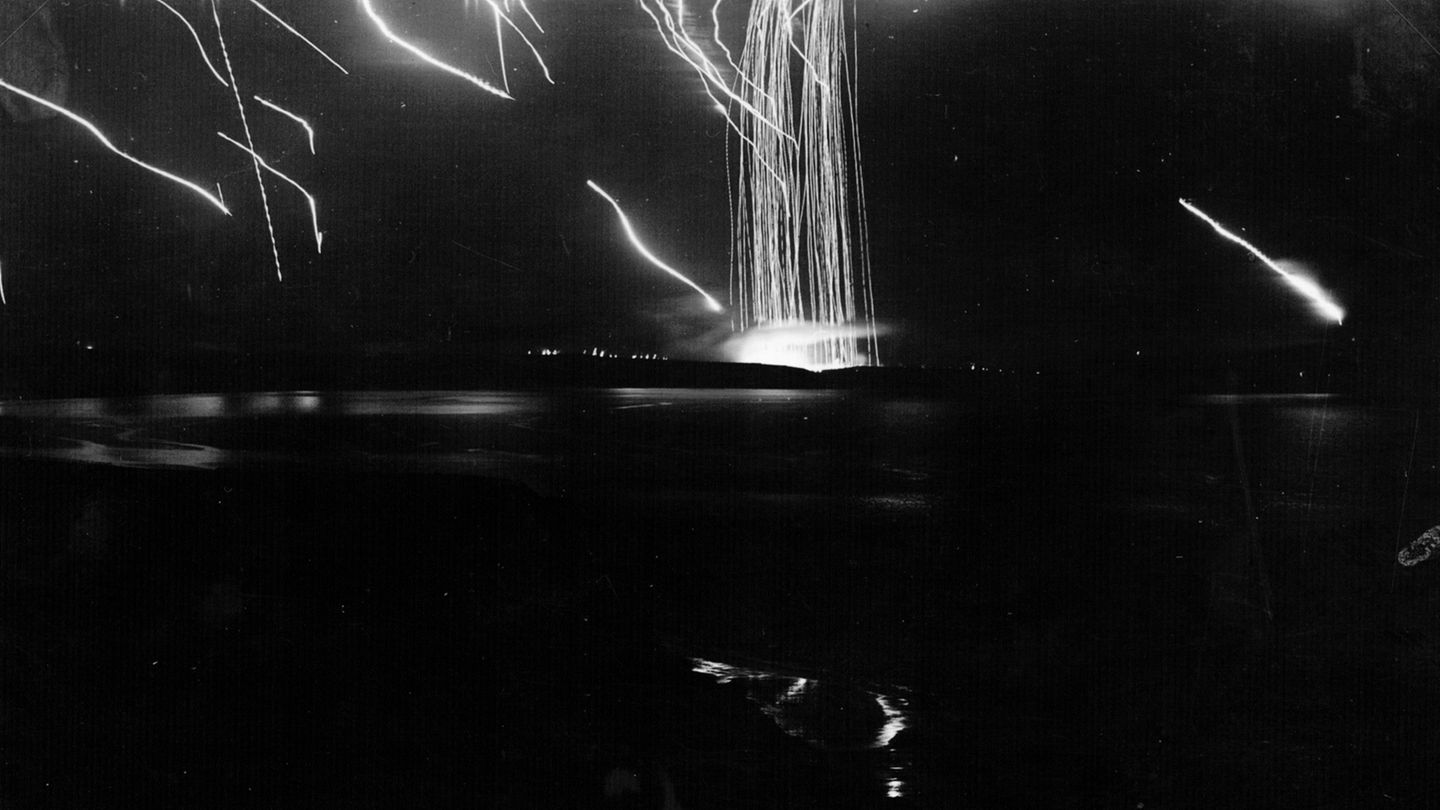 Bombenangriff am 10. Mai 1944 um 4 Uhr auf Cap Gris-Nez, vier Wochen vor D-Day: In der Nachtaufnahme mit 80cm 
