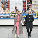 Model Cara Delevingne und Karl Lagerfeld auf dem Laufsteg, der wie ein Supermarkt aussieht
