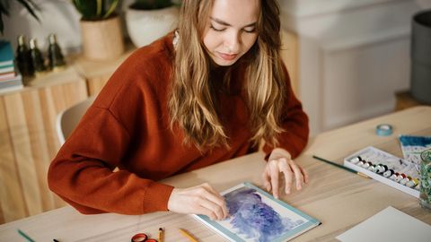 Malen mit Wasserfarben: Eine Frau gestaltet ein Bild.