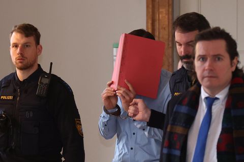 Neuschwanstein-Prozess: Der wegen Mordes angeklagte US-Amerikaner auf dem Weg in den Gerichtssaal