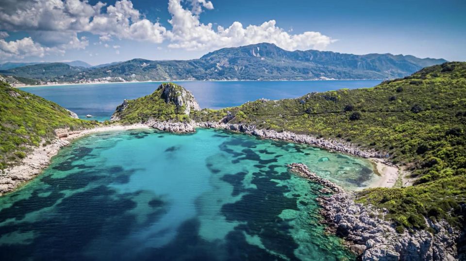 Günstige Reiseziele für den Sommerurlaub Bucht mit türkisem Wasser
