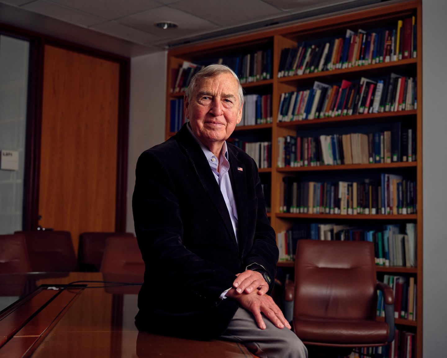 Dr. Graham Allison vor einem Bücherregal Dr. Graham Allison vor einem Bücherregal