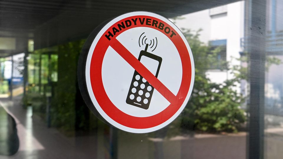 Ein Schild "Handyverbot" ist am Eingang einer deutschen Schule angebracht