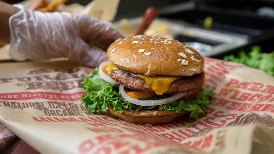 Ein Hamburger mit einem pflanzlichen Patty von Beyond Meat