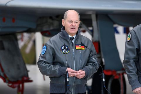 Kanzler Olaf Scholz im Januar 2024 zu Besuch bei der Endmontage des Eurofighters bei Airbus in Manching