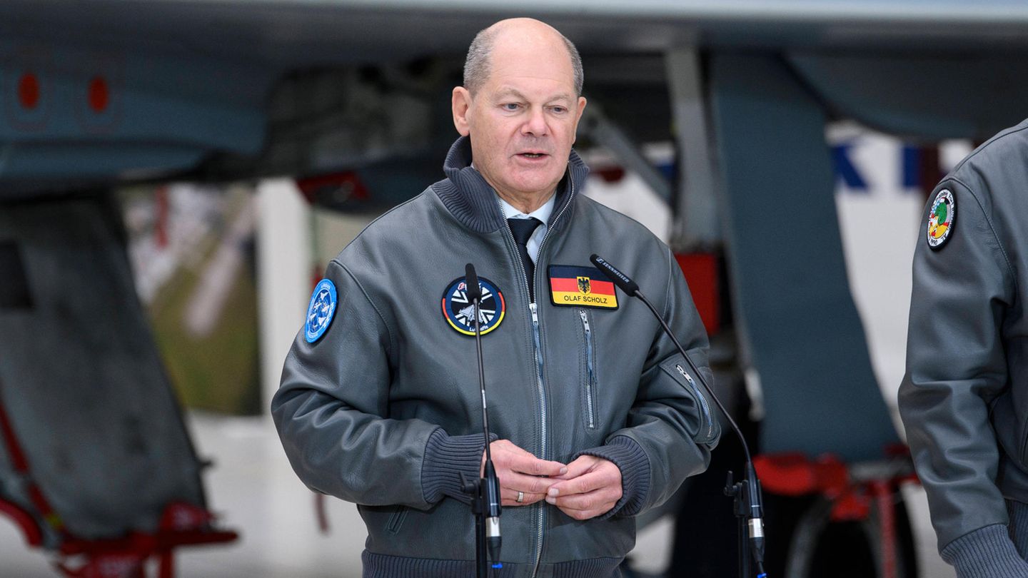 Kanzler Olaf Scholz im Januar 2024 zu Besuch bei der Endmontage des Eurofighters bei Airbus in Manching