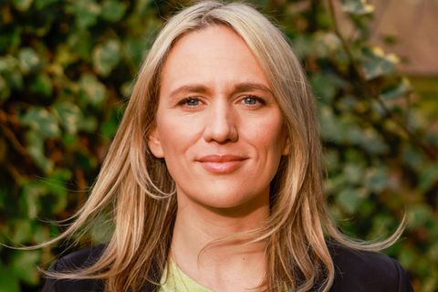 Juristin Prof. Dr. Elisa Hoven schaut in die Kamera