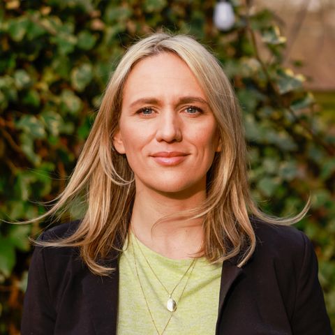 Juristin Prof. Dr. Elisa Hoven schaut in die Kamera