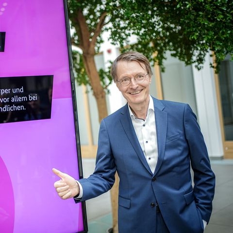 August 2023: Bundesgesundheitsminister Karl Lauterbach, SPD, steht vor dem Plakat einer Aufklärungskampagne zu den Gefahren von Cannabis