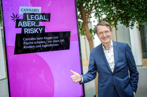 August 2023: Bundesgesundheitsminister Karl Lauterbach, SPD, steht vor dem Plakat einer Aufklärungskampagne zu den Gefahren von Cannabis