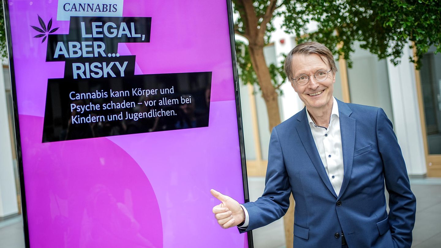 August 2023: Bundesgesundheitsminister Karl Lauterbach, SPD, steht vor dem Plakat einer Aufklärungskampagne zu den Gefahren von Cannabis