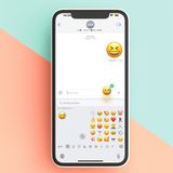 Grooooße Gefühle  Emojis gehören zum Chat einfach dazu. Will man sie mal größer verschicken, geht das ganz einfach. Am leichtesten ist das in Apple-Apps wie iMessage: Statt das Emoji anzutippen, halten Sie es kurz gedrückt, bis es sich bewegen lässt. Ziehen Sie es nun in das leere Eingabefeld und senden Sie. Es erscheint nun gerade zu riesig.   In Whatapp ist es leider nicht ganz so bequem: Hier finden Sie die Riesen-Emoji, indem Sie die Sticker-Funktion links von der Emoji-Ansicht benutzen.      
