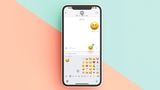 Grooooße Gefühle  Emojis gehören zum Chat einfach dazu. Will man sie mal größer verschicken, geht das ganz einfach. Am leichtesten ist das in Apple-Apps wie iMessage: Statt das Emoji anzutippen, halten Sie es kurz gedrückt, bis es sich bewegen lässt. Ziehen Sie es nun in das leere Eingabefeld und senden Sie. Es erscheint nun gerade zu riesig.   In Whatapp ist es leider nicht ganz so bequem: Hier finden Sie die Riesen-Emoji, indem Sie die Sticker-Funktion links von der Emoji-Ansicht benutzen.      
