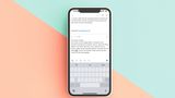 Der Finger als Maus  Den Cursor an die richtige Stelle zu schieben, kann ziemlich fummelig sein. Einfacher wird es, wenn man einen kleinen Trick kennt. Statt den Cursor direkt im Text zu setzen, halten Sie die Leertaste gedrückt. Wischen Sie nun den Finger, ohne Ihn anzuheben. Schon können Sie den Cursor frei ans Ziel bewegen. 