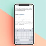 Der Finger als Maus  Den Cursor an die richtige Stelle zu schieben, kann ziemlich fummelig sein. Einfacher wird es, wenn man einen kleinen Trick kennt. Statt den Cursor direkt im Text zu setzen, halten Sie die Leertaste gedrückt. Wischen Sie nun den Finger, ohne Ihn anzuheben. Schon können Sie den Cursor frei ans Ziel bewegen. 