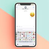 Einmal durchgewischt  Um das richtige Emoji schneller zu finden, gibt es ebenfalls einen Trick. Fast jeder kennt die Leiste für die Emoji-Rubriken, die einen per Tipp zur gewünschten Emoji-Art kommen lässt. Aber wussten Sie, dass man auch darüber wischen kann? Auf diese Weise scrollt man in einer einzigen Bewegung durch sämtliche Emoji – und kann sie so noch flotter durchsuchen.