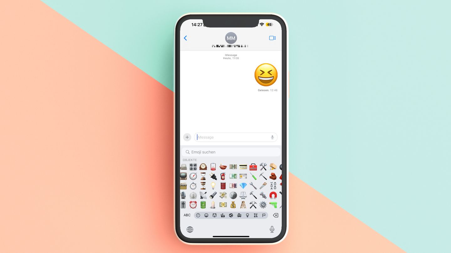 Schneller Tippen, größere Emojis: Einmal durchgewischt Um das richtige Emoji schneller zu finden, gibt es ebenfalls einen Trick. Fast jeder kennt die Leiste für die Emoji-Rubriken, die einen per Tipp zur gewünschten Emoji-Art kommen lässt. Aber wussten Sie, dass man auch darüber wischen kann? Auf diese Weise scrollt man in einer einzigen Bewegung durch sämtliche Emoji – und kann sie so noch flotter durchsuchen. Einmal durchgewischt Um das richtige Emoji schneller zu finden, gibt es ebenfalls einen Trick. Fast jeder kennt die Leiste für die Emoji-Rubriken, die einen per Tipp zur gewünschten Emoji-Art kommen lässt. Aber wussten Sie, dass man auch darüber wischen kann? Auf diese Weise scrollt man in einer einzigen Bewegung durch sämtliche Emoji – und kann sie so noch flotter durchsuchen.