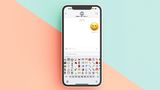 Einmal durchgewischt  Um das richtige Emoji schneller zu finden, gibt es ebenfalls einen Trick. Fast jeder kennt die Leiste für die Emoji-Rubriken, die einen per Tipp zur gewünschten Emoji-Art kommen lässt. Aber wussten Sie, dass man auch darüber wischen kann? Auf diese Weise scrollt man in einer einzigen Bewegung durch sämtliche Emoji – und kann sie so noch flotter durchsuchen.