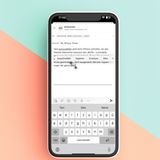 Schnelle Auswahl  Selbstgeschriebenen Text auszuwählen, geht beim iPhone schneller als man denkt. Tippen Sie zweimal schnell hintereinander ins Eingabefeld, ist sofort das letzte geschriebene Wort ausgewählt. Bei drei Tippern wird sogar der ganze Text markiert. 