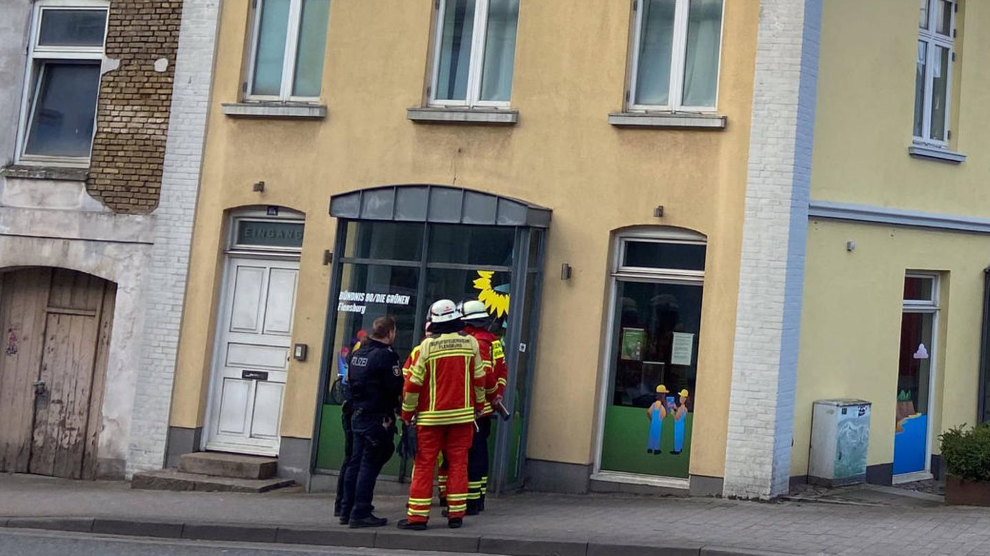 Feuerwehr und Polizei vor einem Parteibüro der Grünen in Deutschland