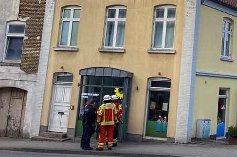 Feuerwehr und Polizei vor einem Parteibüro der Grünen in Deutschland