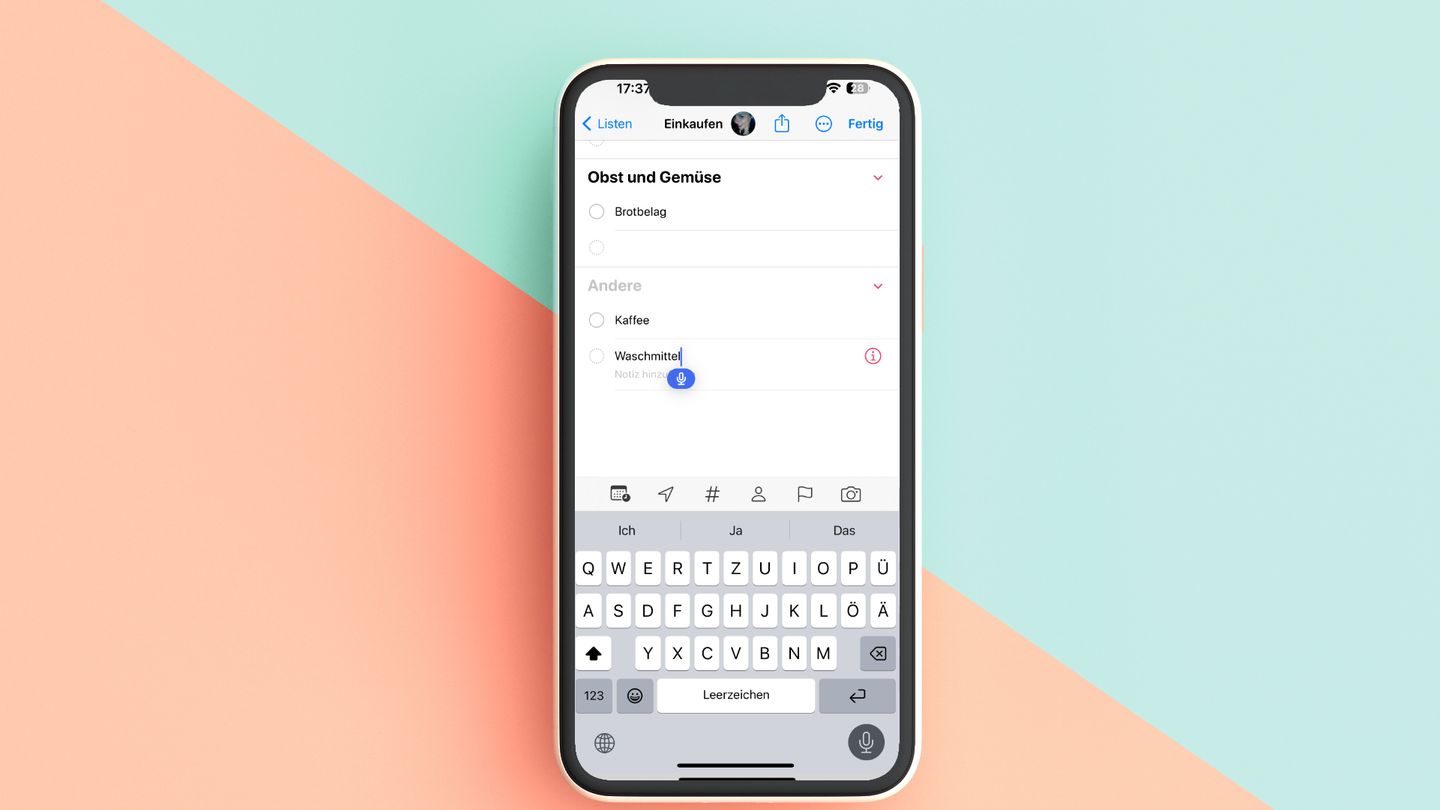 Schneller Tippen, größere Emojis: Auf Zuruf Wer nicht lange tippen will, kann dem iPhone auch einfach sagen, was man schreiben möchte. Die Diktierfunktion funktioniert mittlerweile erstaunlich gut. Das Beste: Ist sie aktiviert, lässt sich nahtlos zwischen Tippen und Sprechen wechseln. Etwa, um in der Einkaufsliste einen Absatz zu machen. Und dann einfach weiter zu diktieren. Auf Zuruf  Wer nicht lange tippen will, kann dem iPhone auch einfach sagen, was man schreiben möchte. Die Diktierfunktion funktioniert mittlerweile erstaunlich gut. Das Beste: Ist sie aktiviert, lässt sich nahtlos zwischen Tippen und Sprechen wechseln. Etwa, um in der Einkaufsliste einen Absatz zu machen. Und dann einfach weiter zu diktieren.